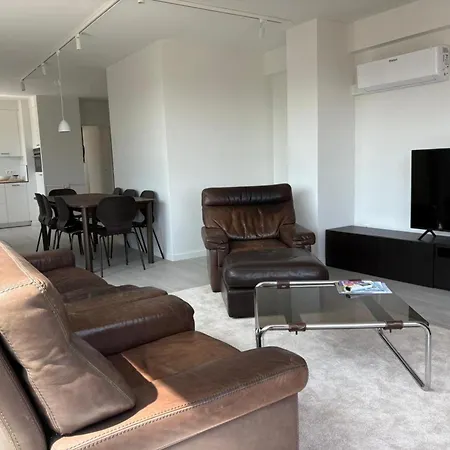 Stylish 3-bedroom With Sea View Appartement